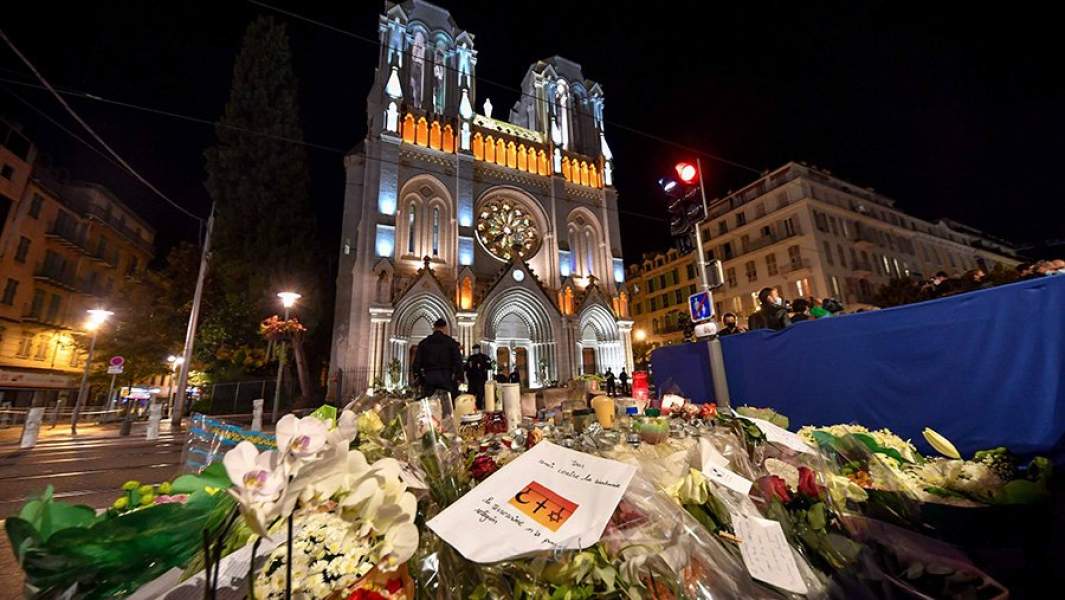 У базилики Нотр-Дам-де-Нис в Ницце после нападения с ножом