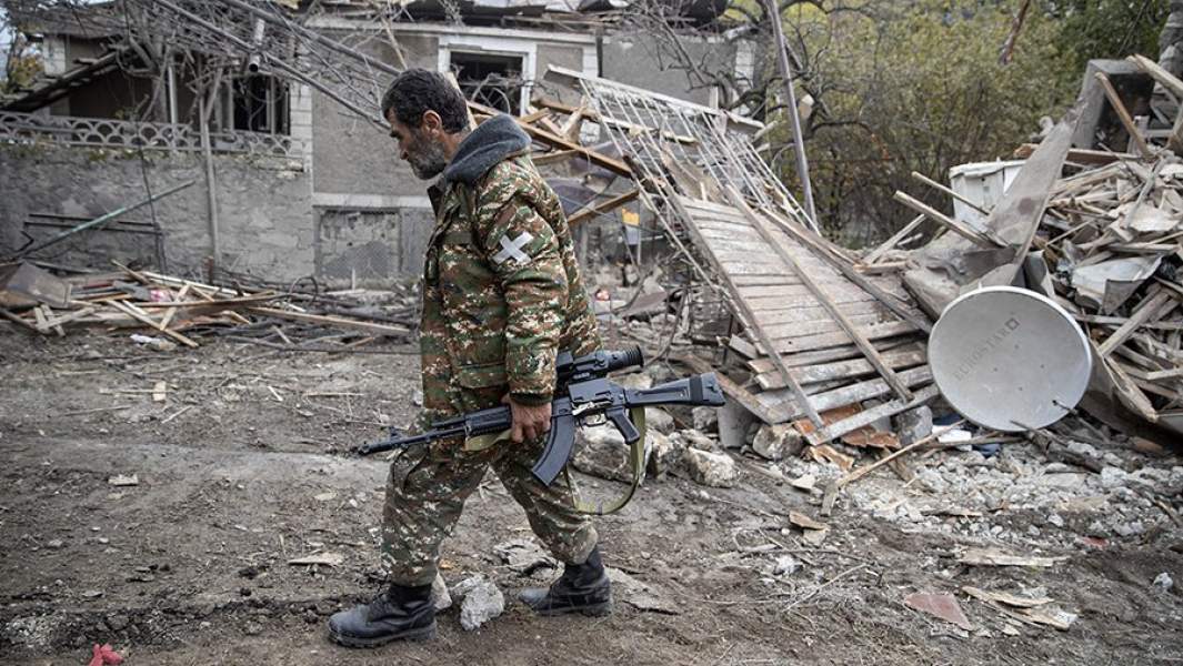 Нагорный Карабах. Степанакерт. Руины жилого дома, разрушенного в результате обстрела