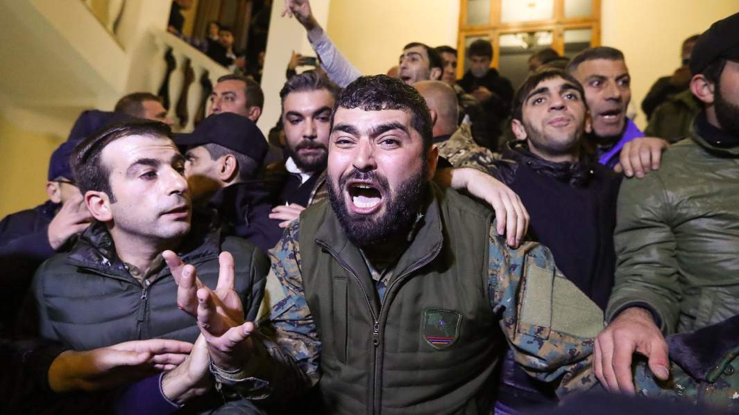 протестующие прорвали оцепление и ворвались в здание правительства Армении