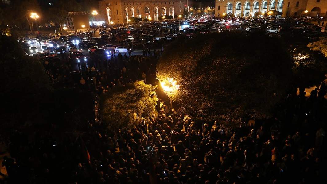 Участники протеста у здания Национального собрания (парламента) Республики Армения