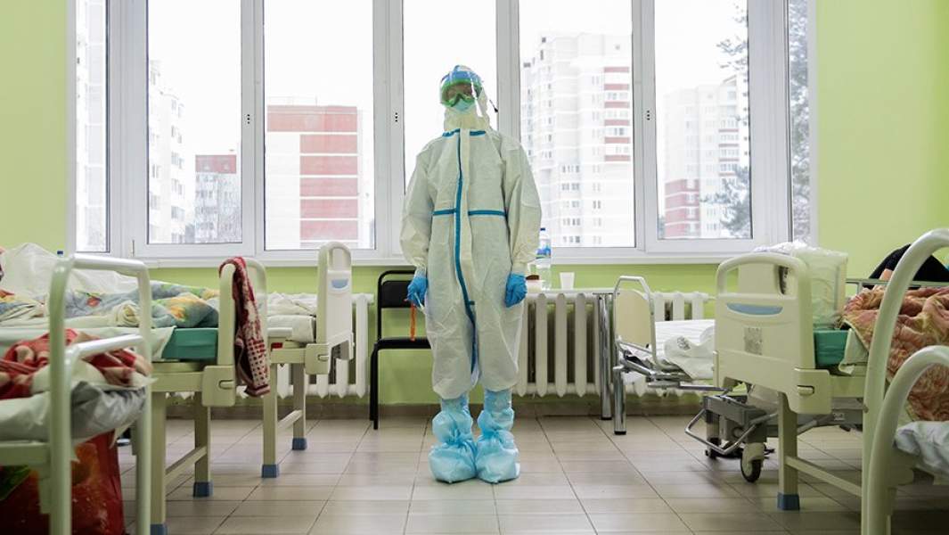 Медицинский сотрудник в красной зоне