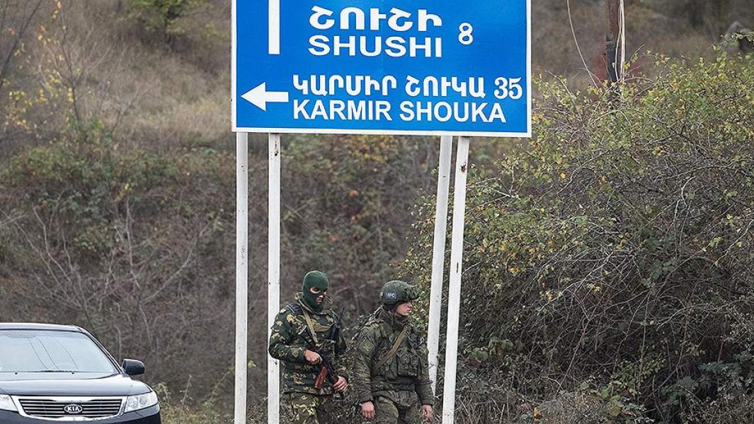 Российские миротворцы на выезде из Степанакерта в Шуши