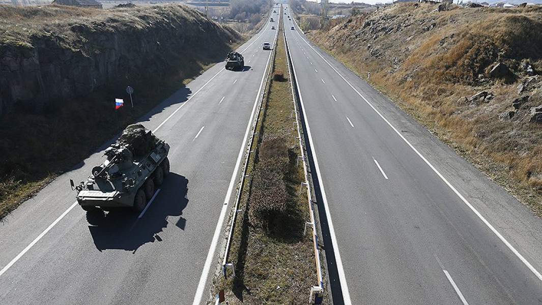 Российские миротворцы движутся по шоссе Ереван-Севан в сторону Нагорного Карабаха