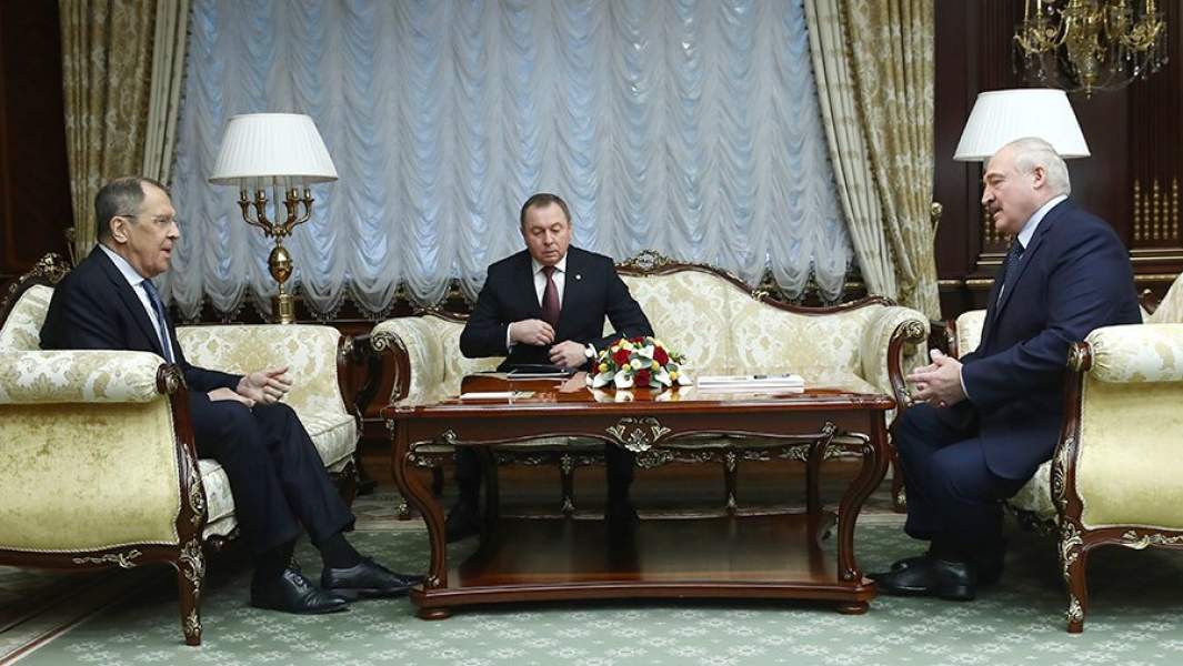 Министр иностранных дел России Сергей Лавров, министр иностранных дел Белоруссии Владимир Макей и президент Белоруссии Александр Лукашенко во время встречи во Дворце независимости в Минске