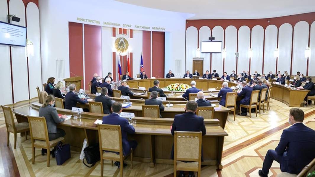 Министр иностранных дел России Сергей Лавров и министр иностранных дел Белоруссии Владимир Макей (слева направо на дальнем плане) во время совместного заседания коллегии министерств иностранных дел Белоруссии и России
