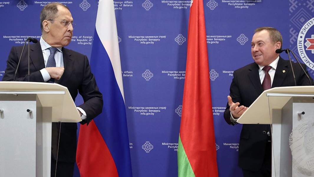 Министр иностранных дел России Сергей Лавров и министр иностранных дел Белоруссии Владимир Макей во время пресс-конференции после совместного заседания коллегии министерств иностранных дел Белоруссии и России