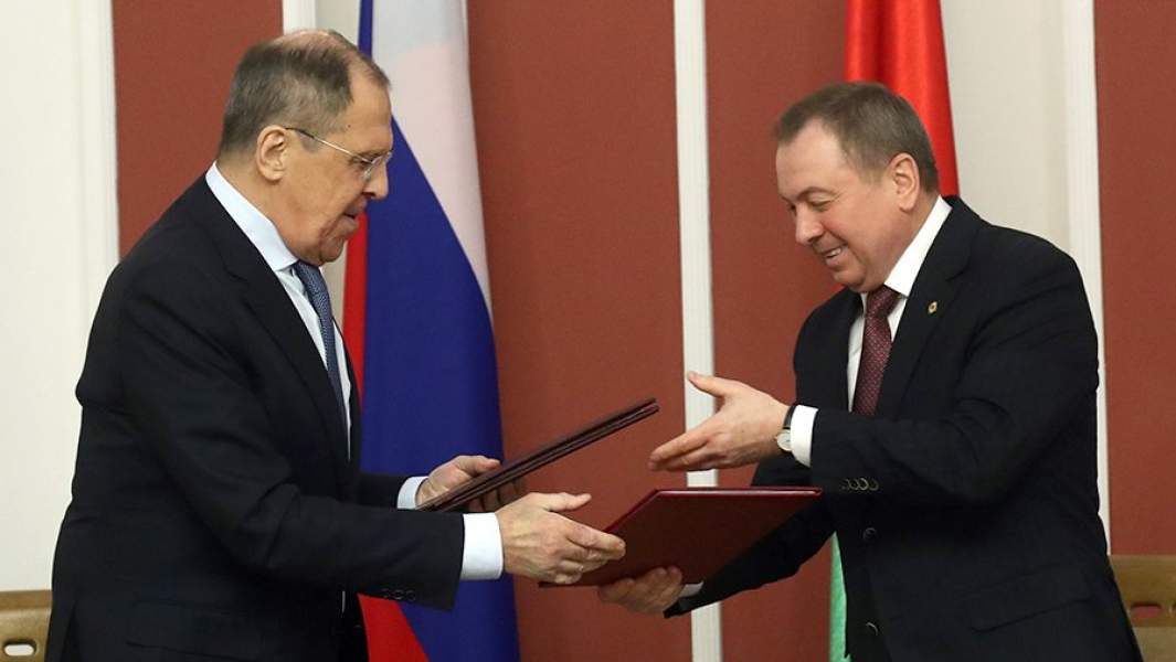 Министр иностранных дел России Сергей Лавров и министр иностранных дел Белоруссии Владимир Макей (слева направо) после подписания постановления совместного заседания коллегии министерств иностранных дел Белоруссии и России