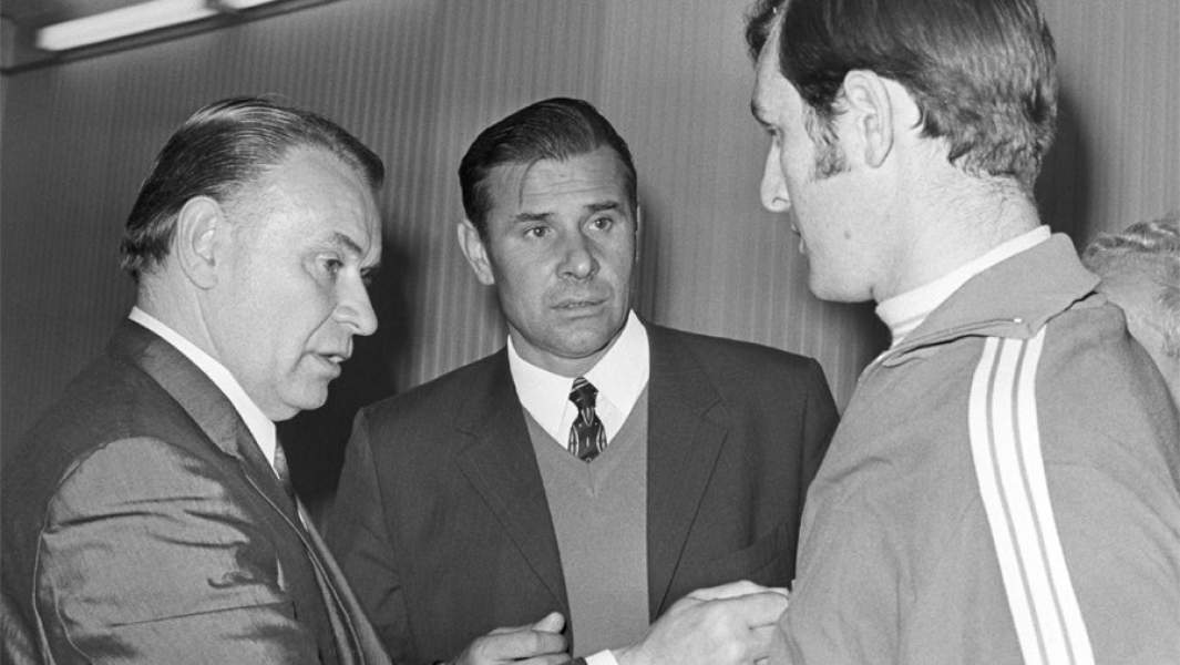 Бархатный диктатор: как динамовец Бесков придумал «спартаковский» футбол |  Статьи | Известия