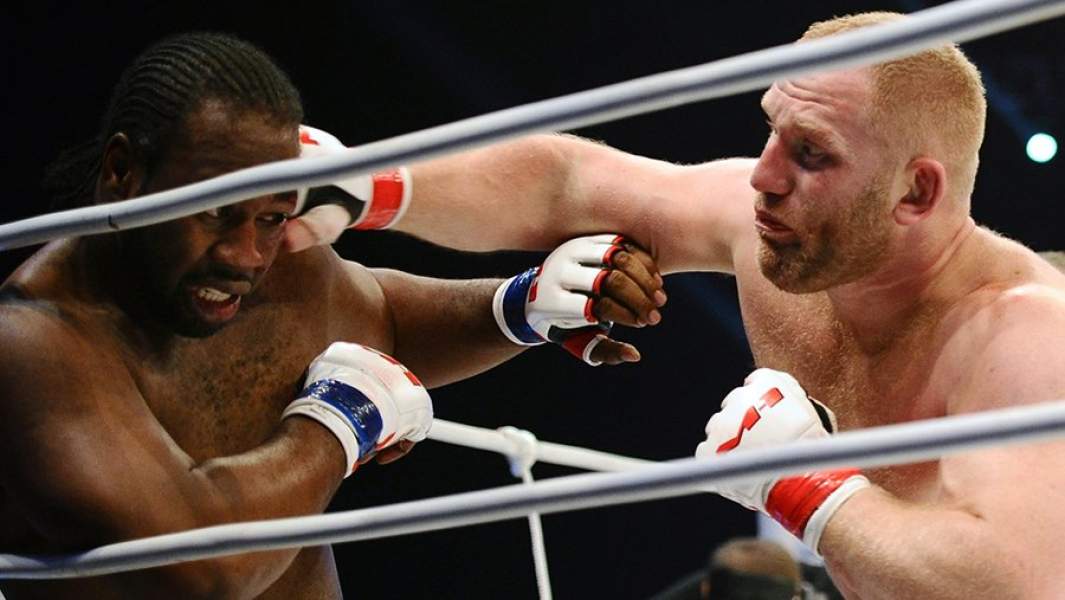 Боец из США Кенни Гарнер и россияни Сергей Харитонов (слева направо) во время боя