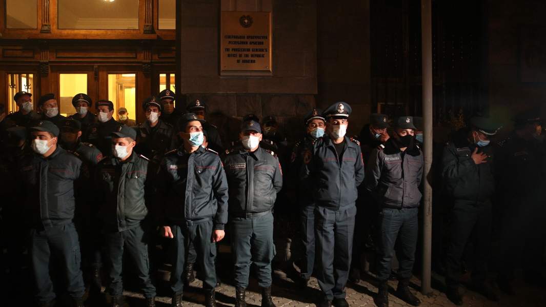 Сотрудники полиции у здания Генеральной прокуратуры Республики Армения во время митинга оппозиции в Ереване