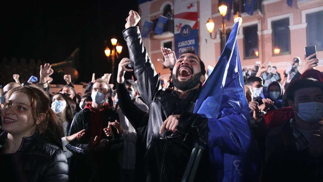 Сторонник партии «Грузинская мечта» радуется итогам экзит-пола