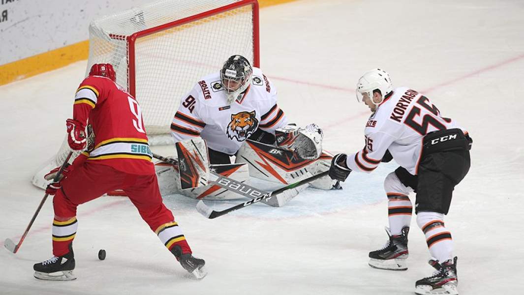 матче регулярного чемпионата Континентальной хоккейной лиги между ХК "Куньлунь Ред Стар"