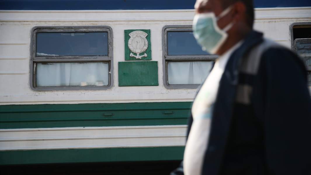 Мужчина у поезда