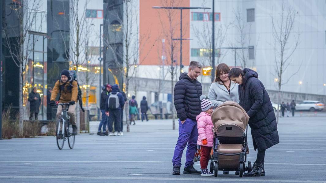 Семья на улице гуляет