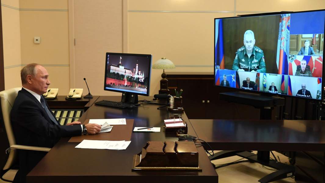 Владимир Путин проводит совещание о российской миротворческой миссии в Нагорном Карабахе