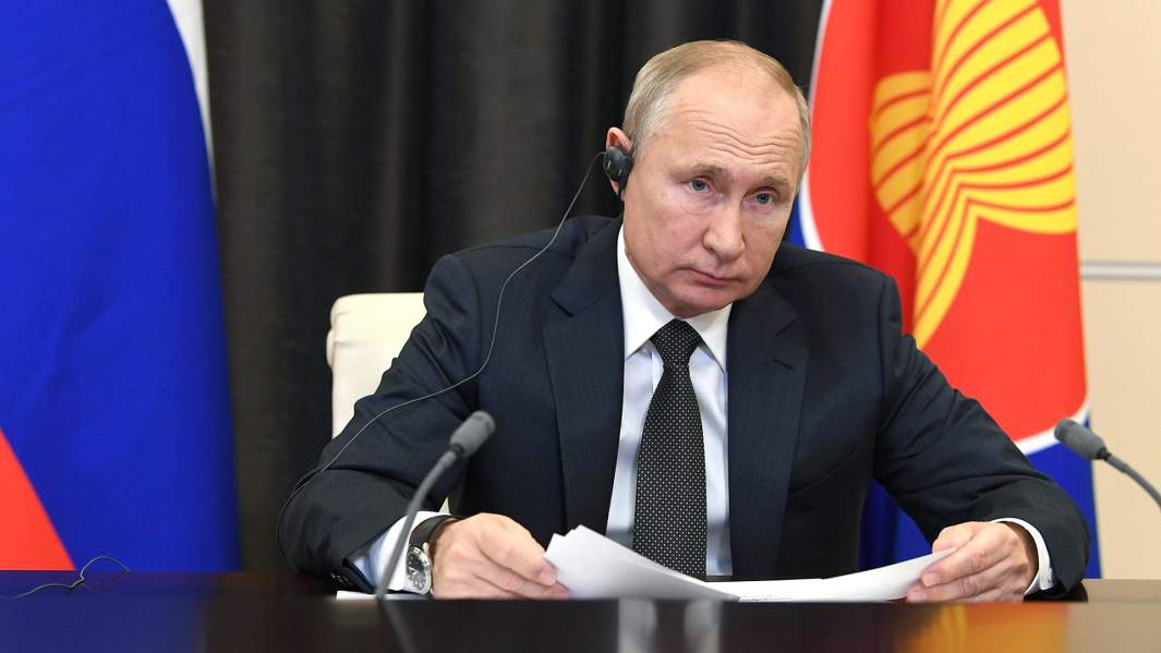 Владимир Путин выступает на пленарном заседании 15-го Восточноазиатского саммита