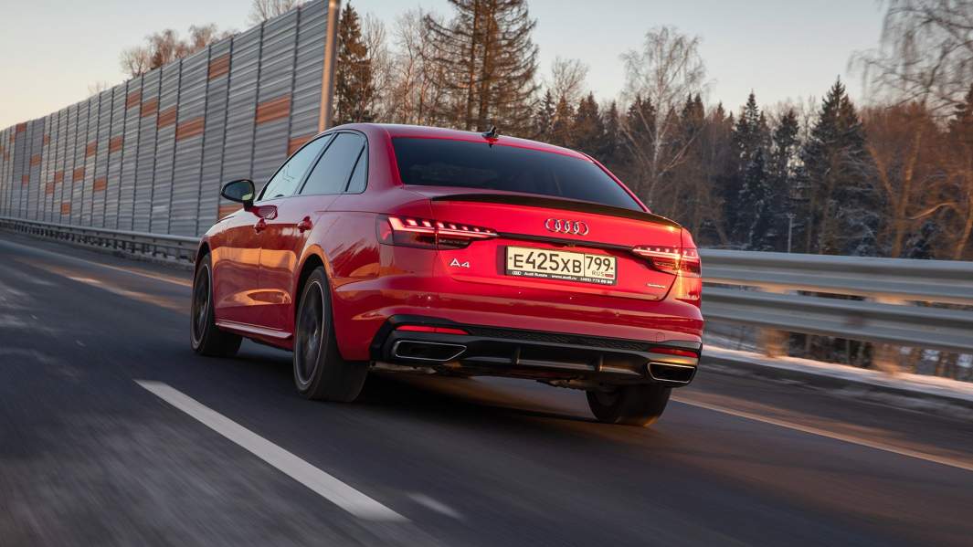 A4 35 TFSI (150 л.с.) разгоняется до 100 км/ч за 8,9 секунды, A4 40 TFSI (190 л.с.) за 7,3 секунды. Результат A4 45 TFSI (249 л.с.) — 5,8 секунды до «сотни». Такие же результаты демонстрирует A5. Универсал на две десятых медленнее