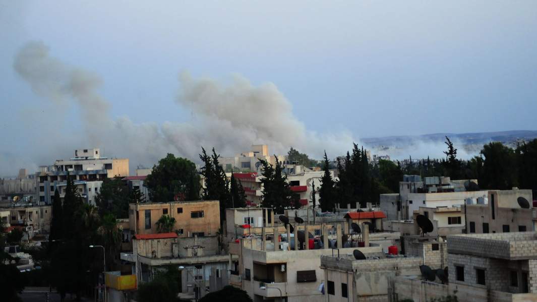 Поднявшийся дым в результате обстрела сирийской армией удерживаемого повстанцами района в Дараа на юге Сирии. Июль 2018