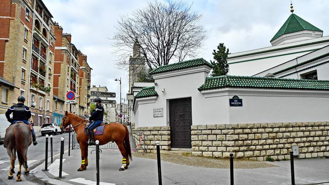 Конный полицейский патруль около мечети в Париже