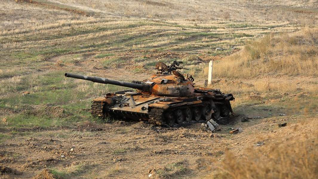 Уничтоженный во время октябрьских боев танк в Гадрутском районе Нагорного Карабаха