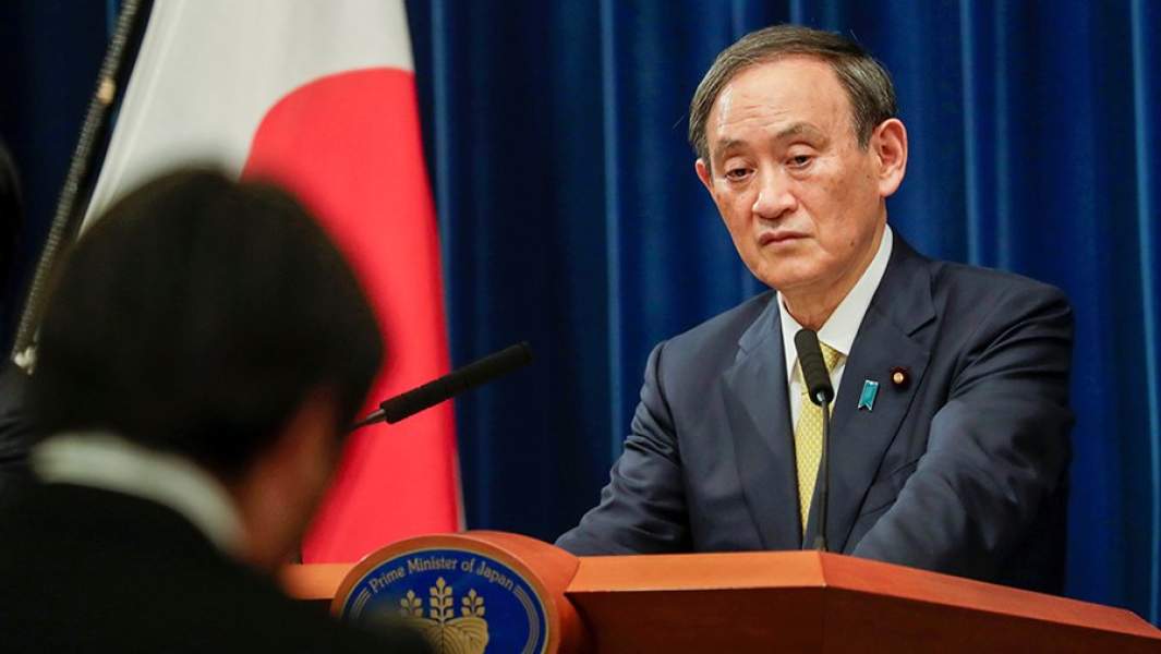 Глава японского правительства Ёсихидэ Суга во время пресс-конференции
