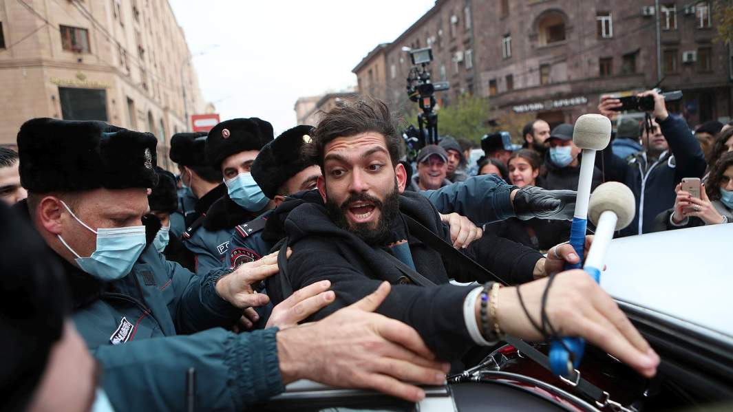 Задержание одного из участников митинга за отставку премьер-министра Никола Пашиняна, Ереван, 8 декабря