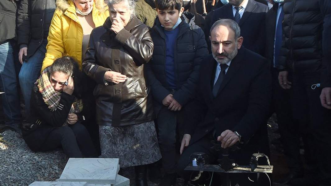 Премьер-министр Армении Никол Пашинян на кладбище «Ераблур» после траурного шествия 19 декабря, посвященное погибшим в Нагорном Карабахе