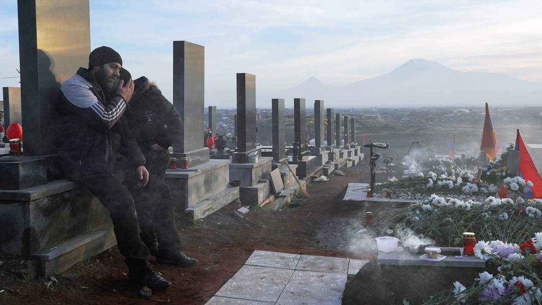 Мужчины на военном кладбище Ераблур