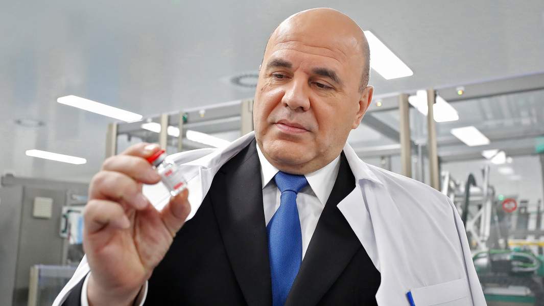 Михаил Мишустин во время посещения научно-производственного центра компании «Биокад» в Стрельне