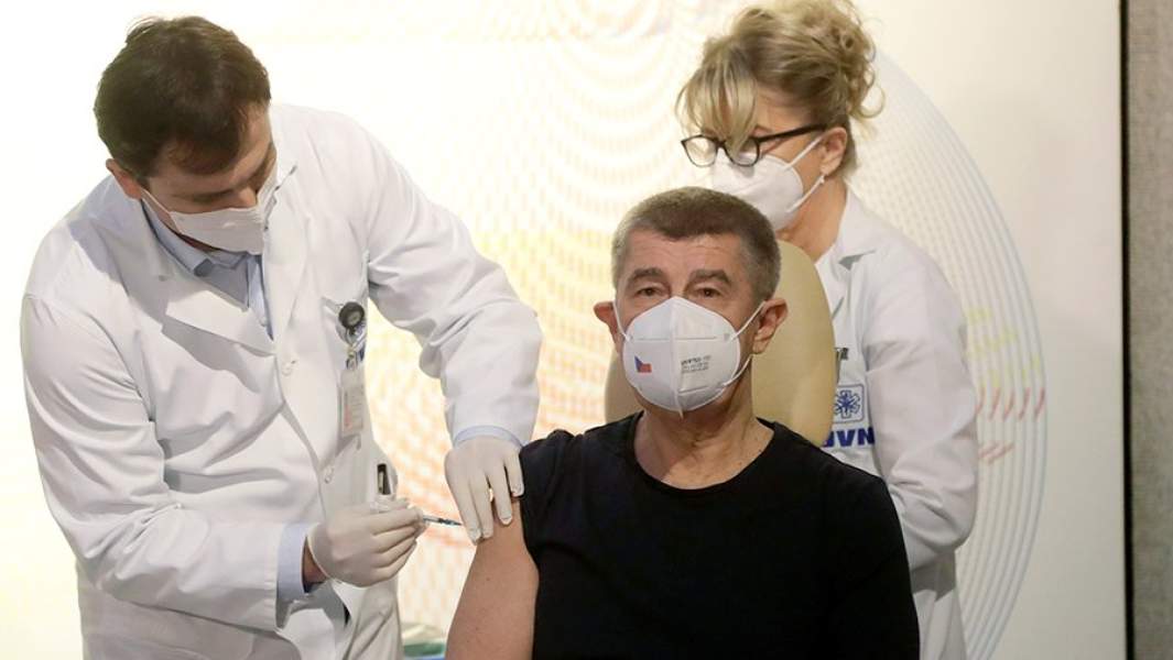 Медицинский работник делает прививку от COVID-19 премьер-министру Чехии Андрею Бабишу