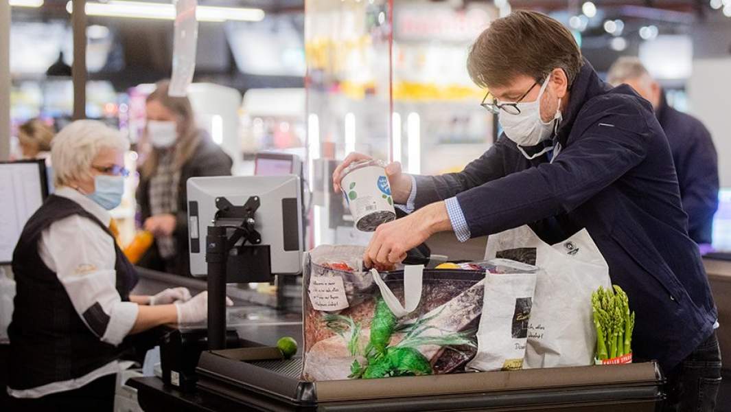 Мужчина на кассе супермаркета в Германии