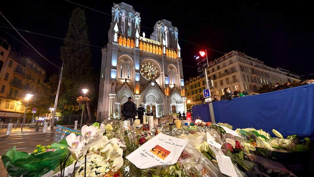 Цветы у собора Notre-Dame de l’Assomption в Нице, в котором 29 октября мужчина с ножом напал на посетителей