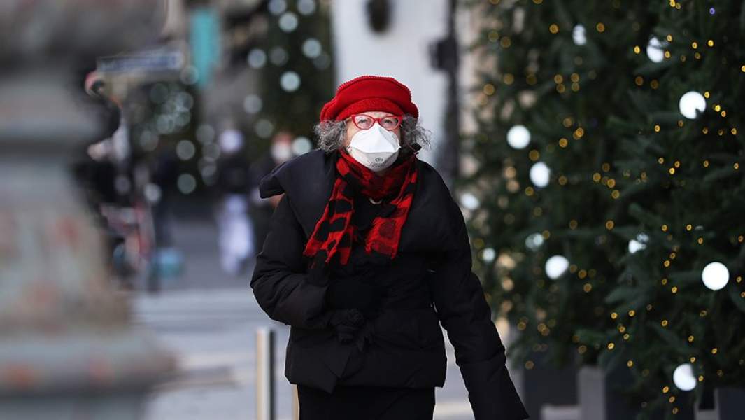 Пожилая женщина на улице Парижа 