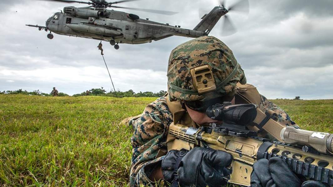 Морские пехотинцы США во время тренировки на базе на Окинаве. 24 ноября 2020 года