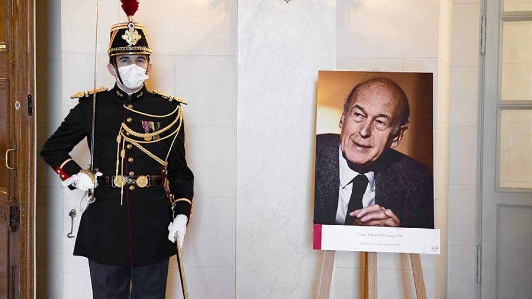 Портрет бывшего президента Франции Валери Жискар д’Эстена в здании Национальной ассамблеи Франции