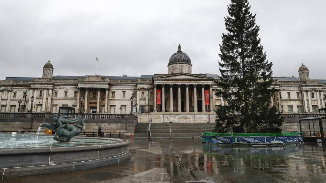 Пустая Трафальгарская площадь в Лондоне