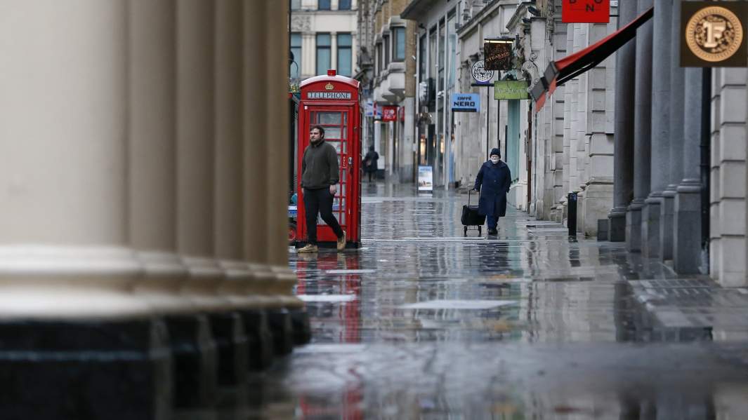 Штамм в паспорте: надолго ли россияне застряли в Британии