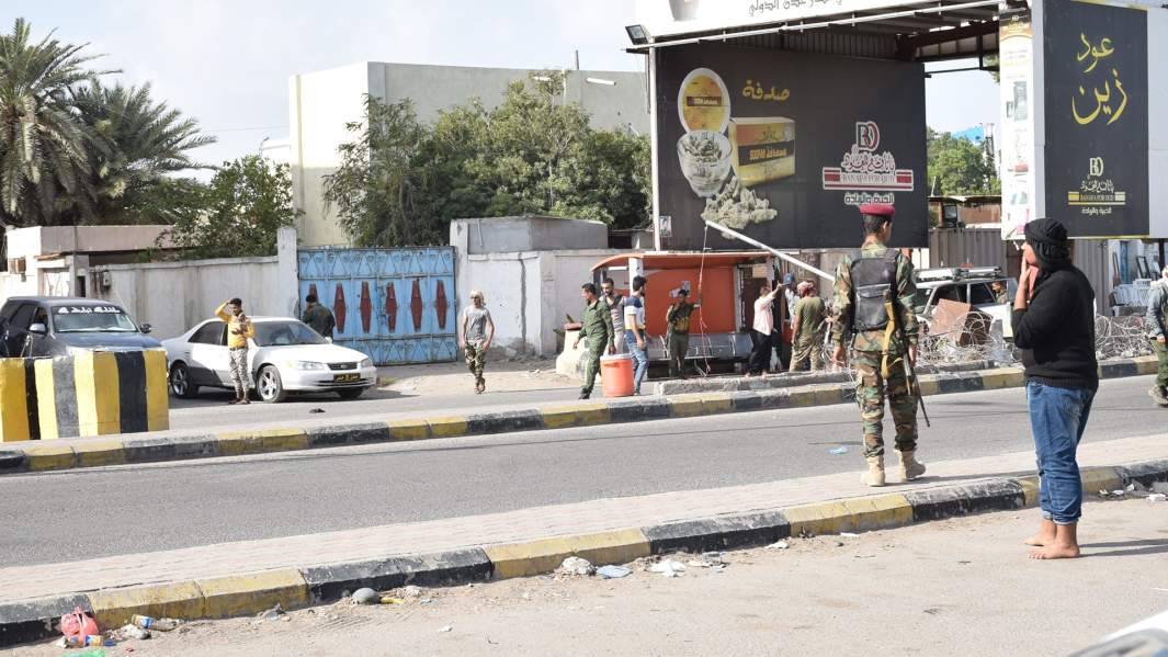 Солдаты у главного въезда в аэропорт Аден где произошли взрывы