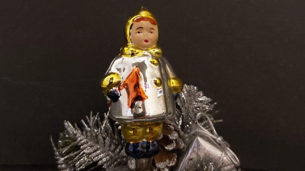 Игрушка-прищепка «Девочка с флажком»