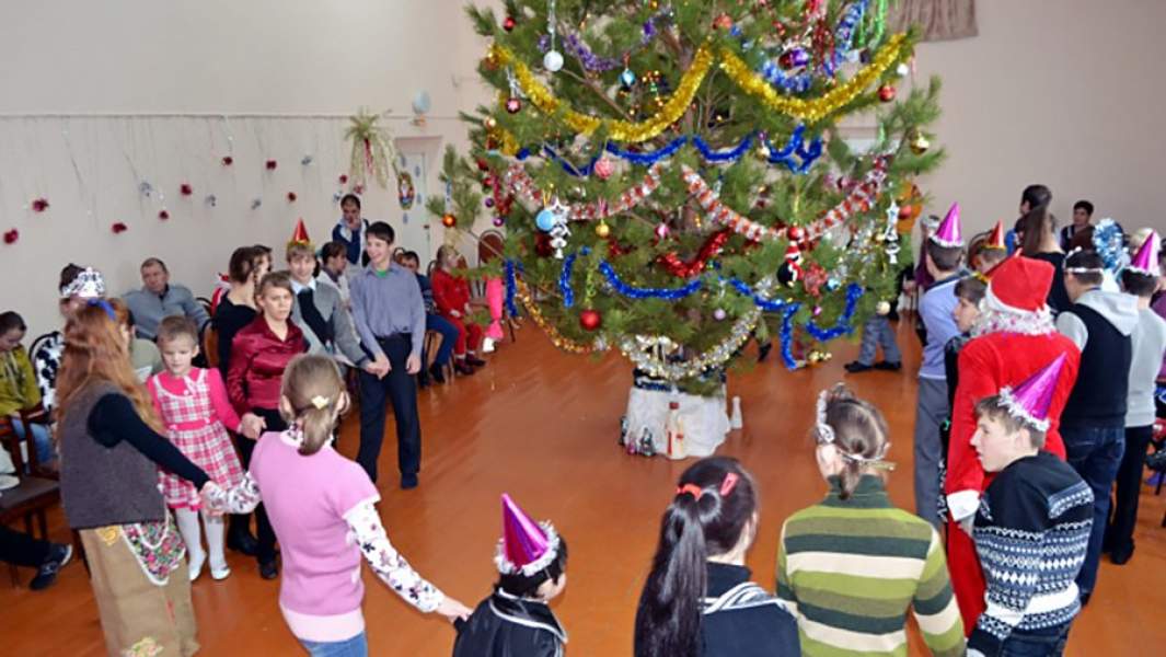 Волонтеры подарили воспитанникам Мокшанского детского дома-интерната Рождественскую сказку