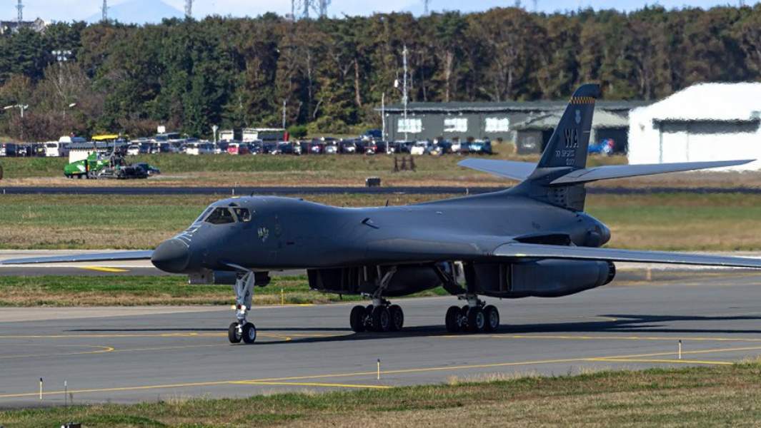 Американский стратегический бомбардировщик B-1B Lancer приземлился на авиабазе Мисава. 28 октября 2020 года