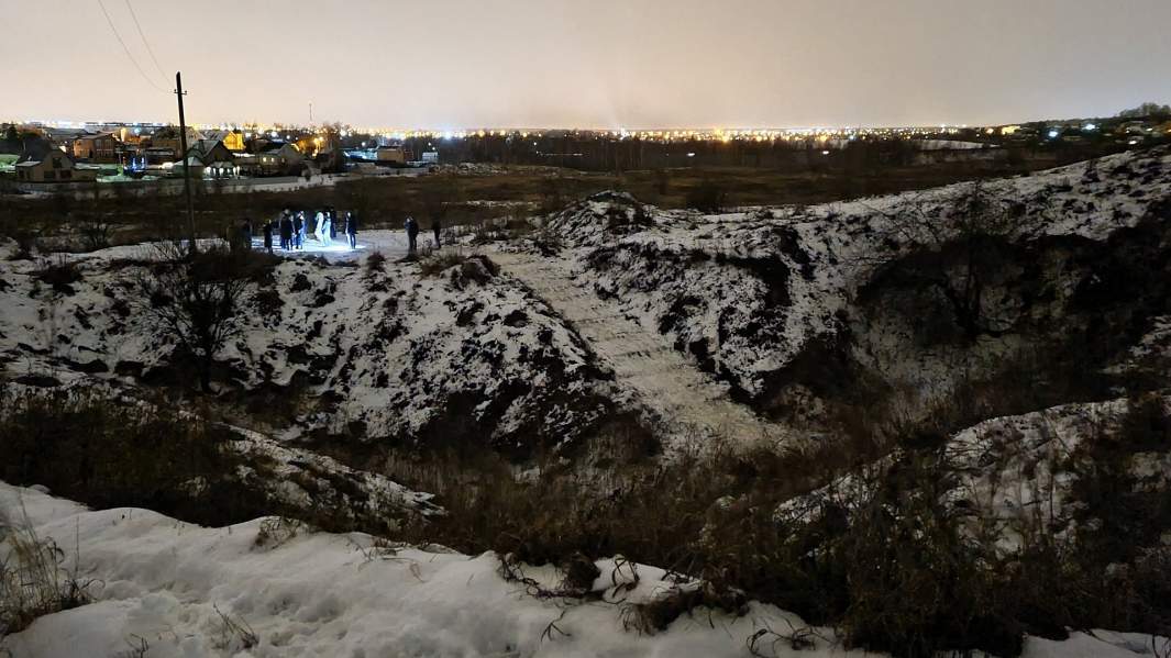 Спасатели возле в подмосковных пещер