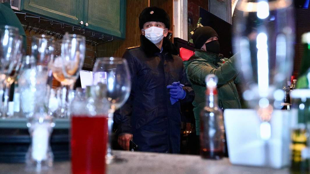 полиция в баре