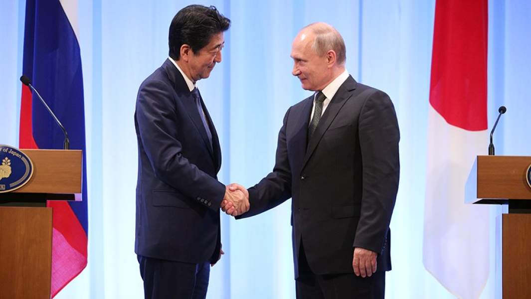 Президент РФ Владимир Путин и премьер-министр Японии Синдзо Абэ перед совместной пресс-конференцией в рамках 14-го саммита лидеров стран Группы двадцати (G20) в Осаке. 29 июня 2019 года