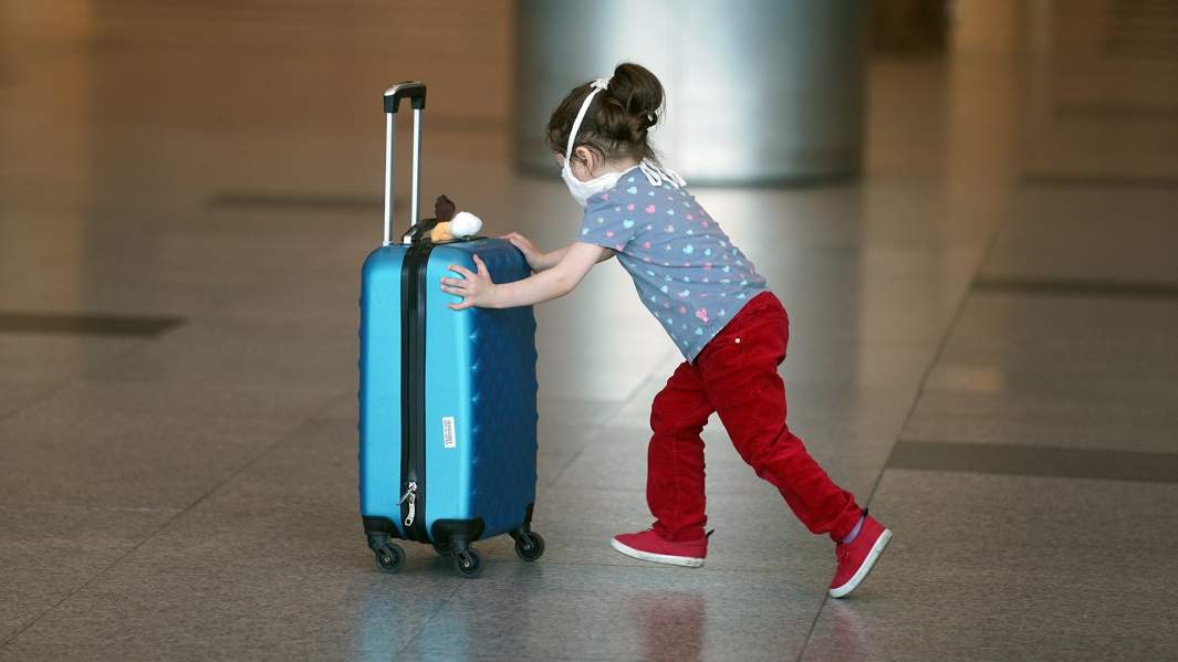 Девочка играет с чемоданом