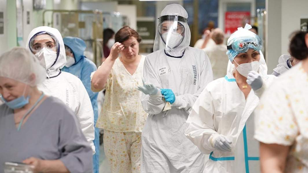 врачи перед входом в красную зону 