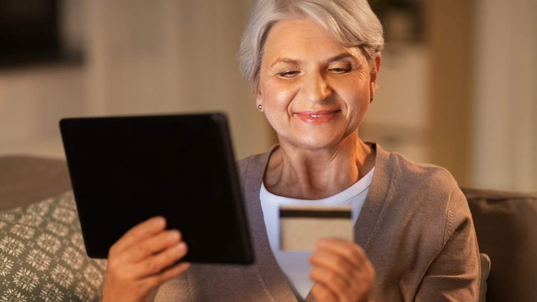 Старик и монитор: удаленное оформление пенсий продлят на весь 2021 год