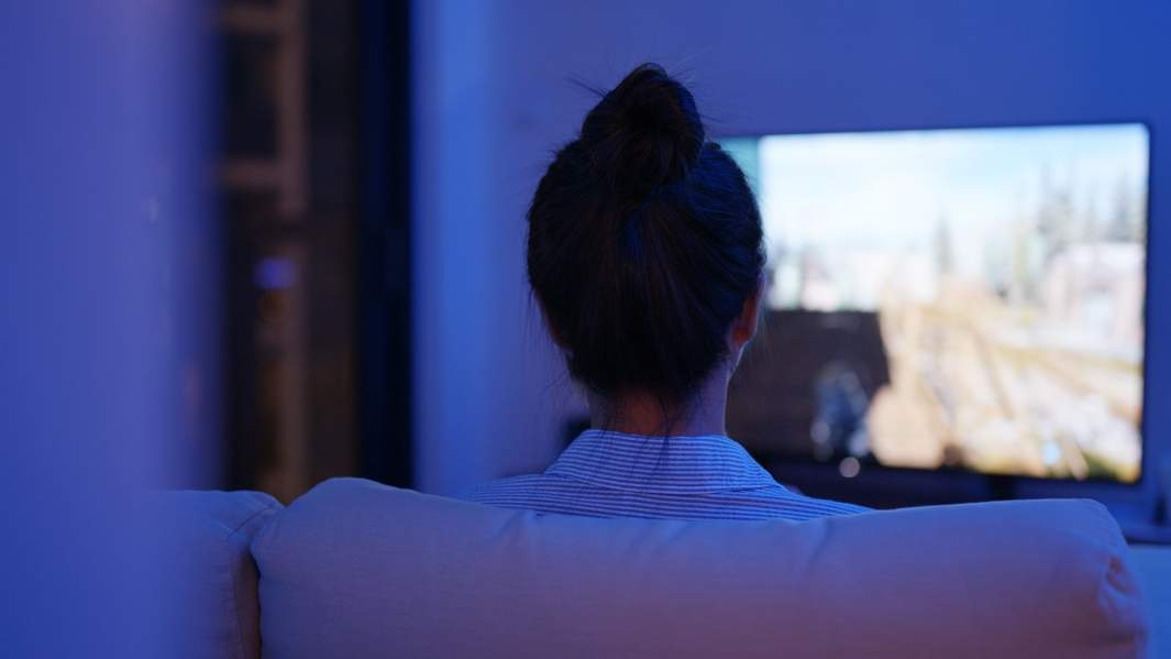 девушка смотрит тв