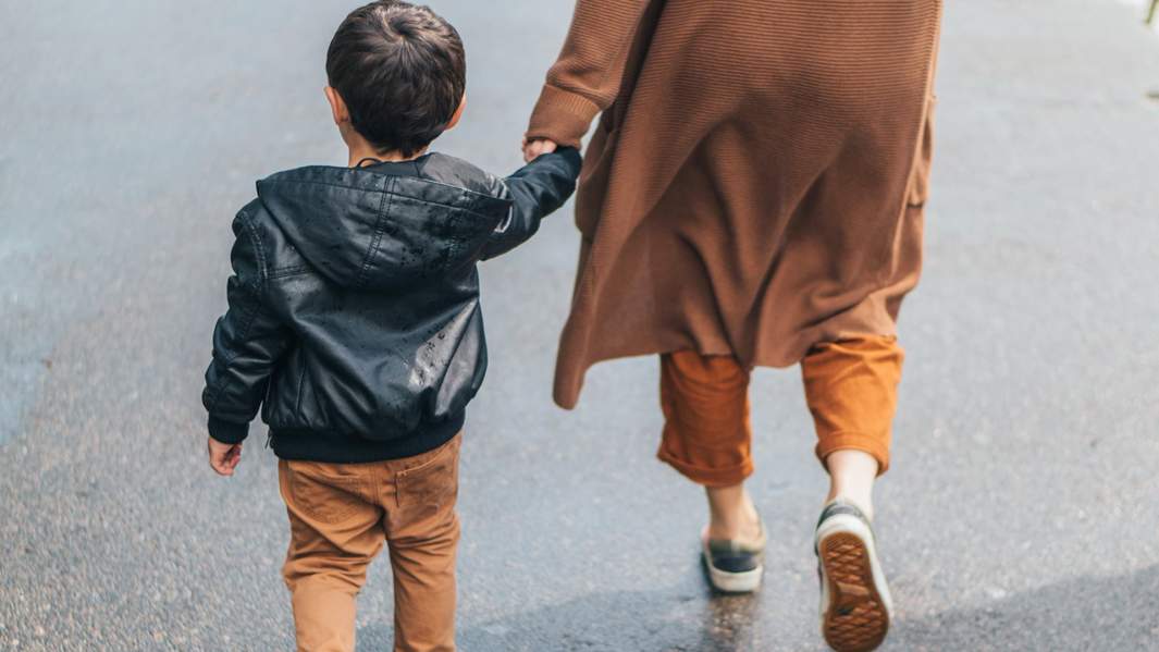 семья мать ребенок