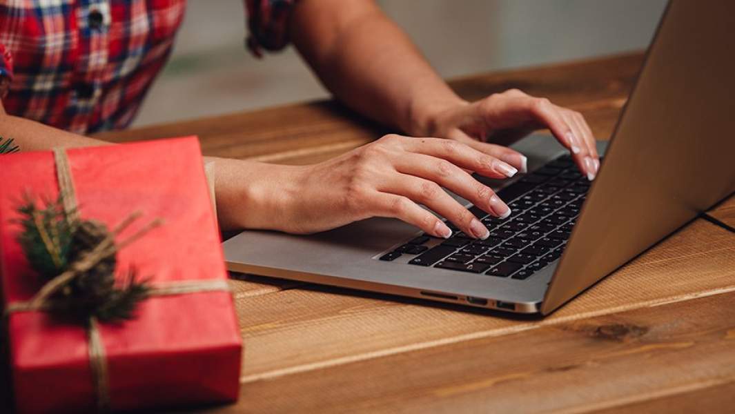 Девушка работает за компьютером